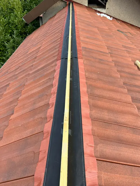 Ligne de faîtage en cours de reprise